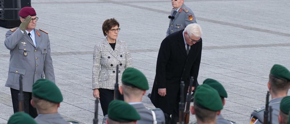 Bundespräsident Frank-Walter Steinmeier und Bundesverteidigungsministerin Annegret Kramp-Karrenbauer (CDU) beim Abschlussappell zum Ende des Afghanistan-Einsatzes.