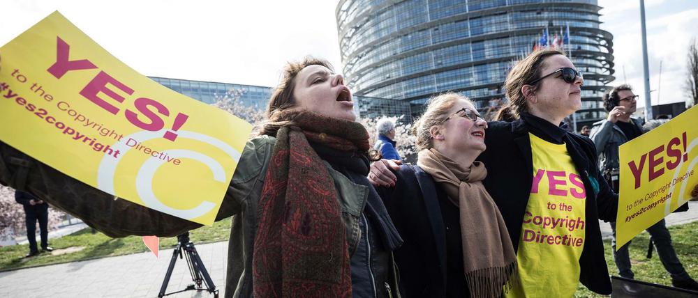 Demonstranten versammeln sich vor dem Europäischen Parlament zur Unterstützung über die Abstimmung des Urheberrechts. 