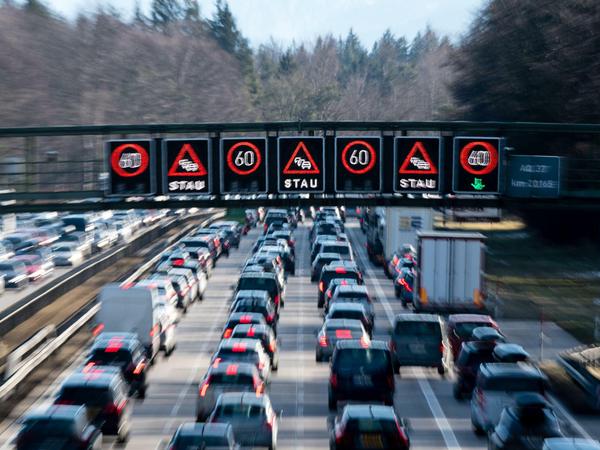 Klassisches Foto einer deutschen Autobahn zu Ferienbeginn.