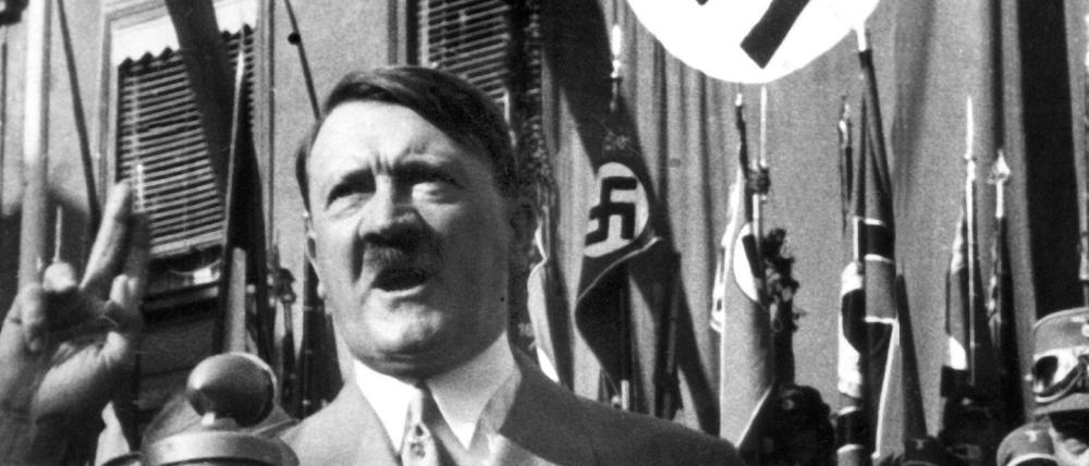 Adolf Hitler aufgenommen während einer Rede (undatiertes Archivfoto).