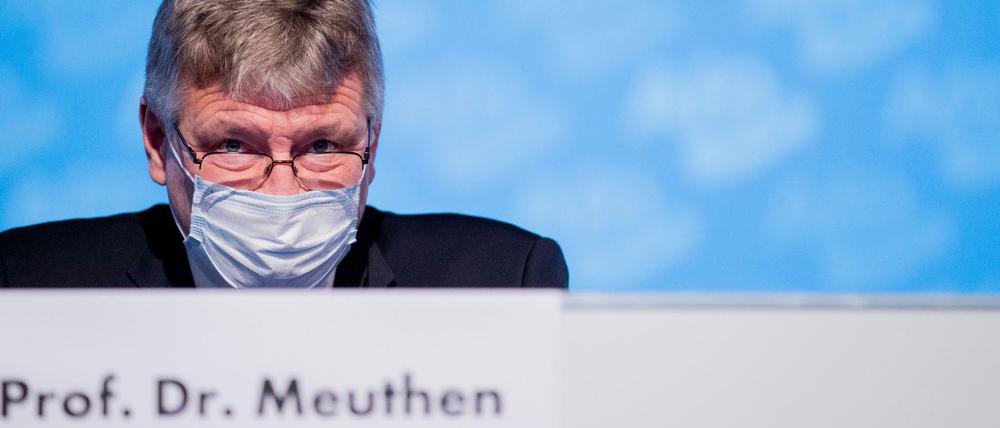 Jörg Meuthen sitzt bei dem AfD-Bundesparteitag auf dem Podium.