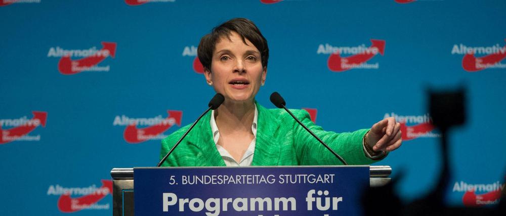 Die AfD-Parteivorsitzende Frauke Petry spricht beim 5. AfD Bundesparteitag in Stuttgart.