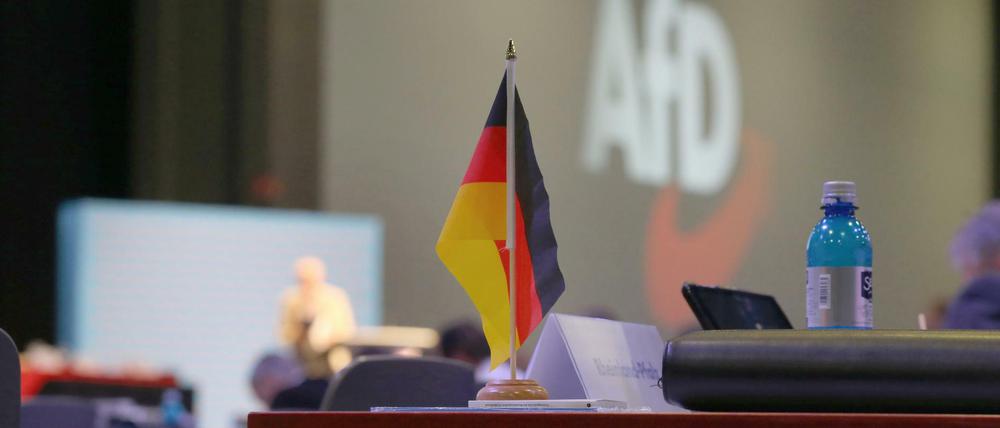 Tischtuch. Beim Parteitag der AfD wird Flagge gezeigt.