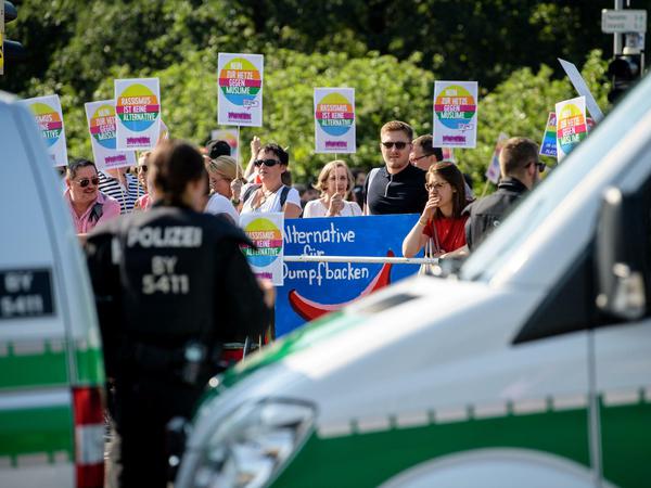 Zahlreiche Menschen protestieren vor der Messe in Augsburg gegen den Bundesparteitag der AfD. 