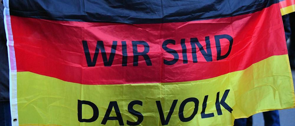 Mitglieder und Anhänger der AfD protestieren am Thüringer Landtag Anfang März 2020 gegen eine mögliche Wahl des Linke-Politikers Ramelow. 