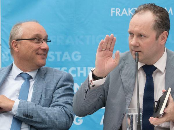 AfD-Politiker Siegbert Droese (rechts) und Jens Maier am Montag in Berlin. 
