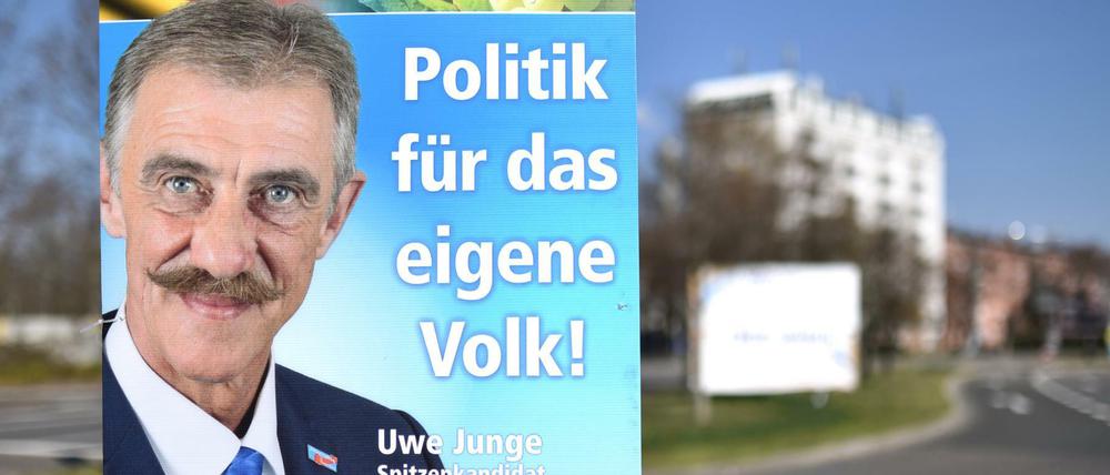Ein Wahlplakat der AfD mit dem Bild des Spitzenkandidaten in Rheinland-Pfalz, Uwe Junge, in Ludwigshafen.