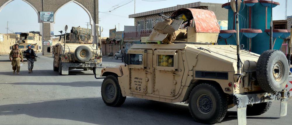 Sicherheitskräfte sichern die Stadt Ghasni nach einem Angriff der Taliban.