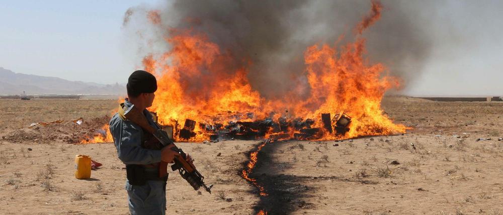 Ein afghanischer Polizist überwacht die Verbrennung von sichergestellten Drogen. Solche Erfolge - oder gar Siege gegen die Taliban - sind für die Sicherheitsbehörden des Landes in letzter Zeit rar geworden. 