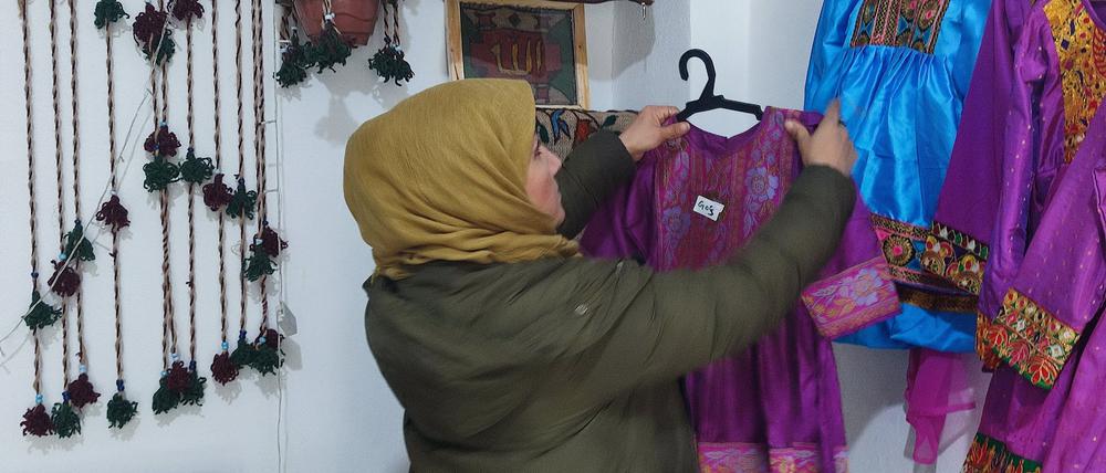 31.01.2023, Afghanistan, Herat: Auf dem Frauenbasar in Herat verkauft Rasia traditionell gefertigtes afghanisches Handwerk. Die Taliban haben Frauen den Zugang zu vielen Berufen in Afghanistan versperrt. Doch ganz haben sie die Frauen noch nicht verdrängen können. (zu dpa: «Afghanische Händlerinnen trotzen den Taliban») Foto: Fariba Akbari/dpa +++ dpa-Bildfunk +++