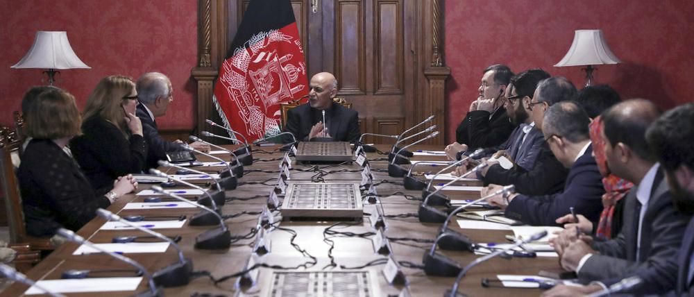 Aschraf Ghani (M) spricht mit Zalmay Khalilzad, Leiter der US-amerikanischen Delegation für die Verhandlungen mit den Taliban.