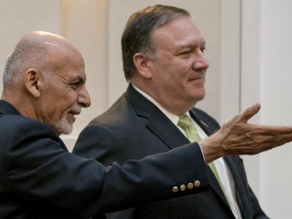 Mike Pompeo (r), Außenminister der USA, und Ashraf Ghani, Präsident von Afghanistan 