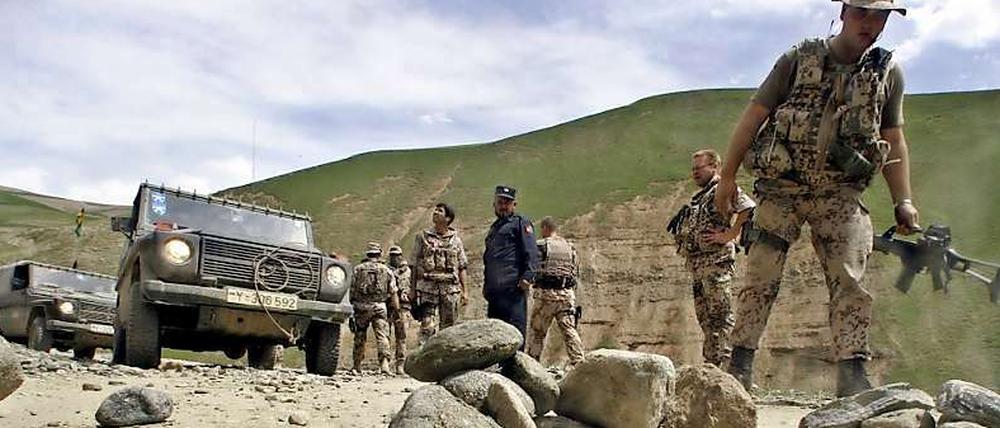 Deutsche Bundeswehr-Soldaten suchen auf Patrouille im Norden Afghanistans nach Sprengfallen. 