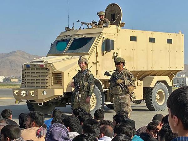 US-Soldaten und Wartende am Flughafen von Kabul. 