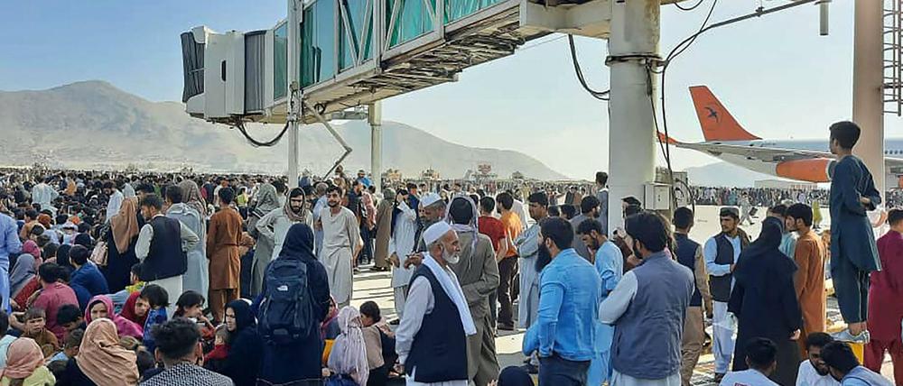 Wartende auf der Start- und Landebahn des Kabuler Flughafens im August 2021. Die Machtübernahme der Taliban hatte zahlreiche Menschen in Afghanistan in die Flucht geschlagen.