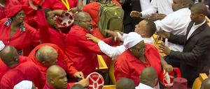 Die Abgeordneten der Oppositionspartei Economic Freedom Fighters (EFF) störten die jährliche rede von Präsident Zuma zur Lage der Nation.