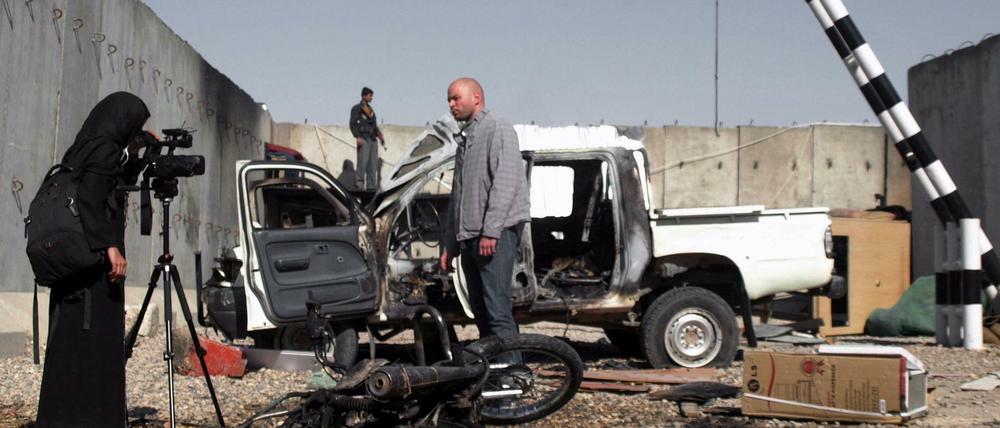 Eine Journalistin dokumentiert den Angriff auf eine UN-Einrichtung in Masar-i-Scharif, Afghanistan.