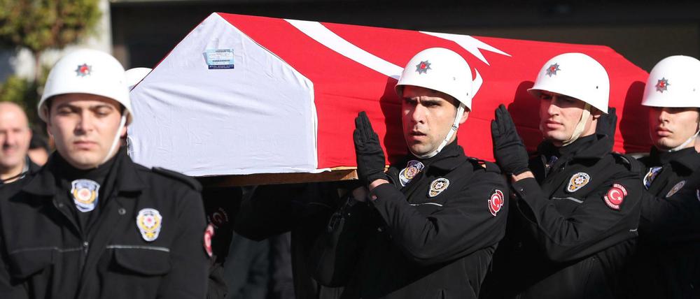 Abschied nehmen. Bei einer Trauerzeremonie gedachte der Türkei am Sonntag der Opfer des Angriffs von Istanbul.