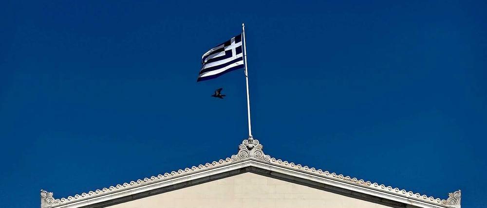 Warten auf frischen Wind. Die griechische Fahne flattert auf dem Parlamentsgebäude in Athen. 
