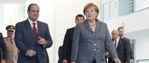 Bundeskanzlerin Angela Merkel (CDU) und der ägyptische Präsident Abdel Fattah al-Sisi kommen im Mai 2015 bei einer Pressekonferenz im Bundeskanzleramt in Berlin.