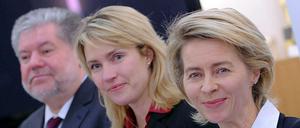 Erschöpft aber zufrieden: Ursula von der Leyen (CDU, vorne) mit SPD-Verhandlungsführerin Manuela Schwesig und dem rheinland-pfälzischen Ministerpräsidenten Kurt Beck.