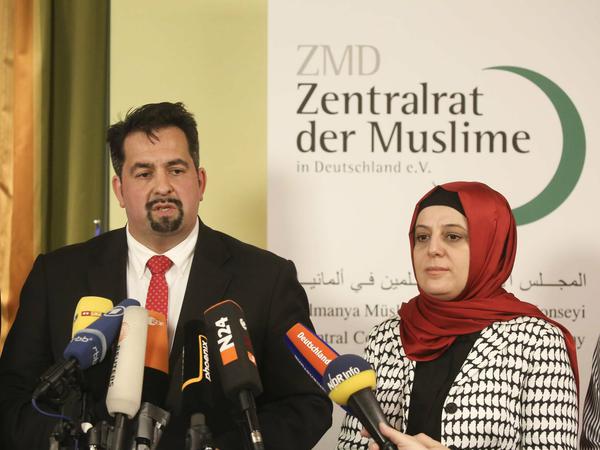 Aiman Mazyek, der Vorsitzende des Zentralrats der Muslime, und Nurhan Soykan, heute stellvertretende Vorsitzende, im Jahr 2016 vor der Presse.