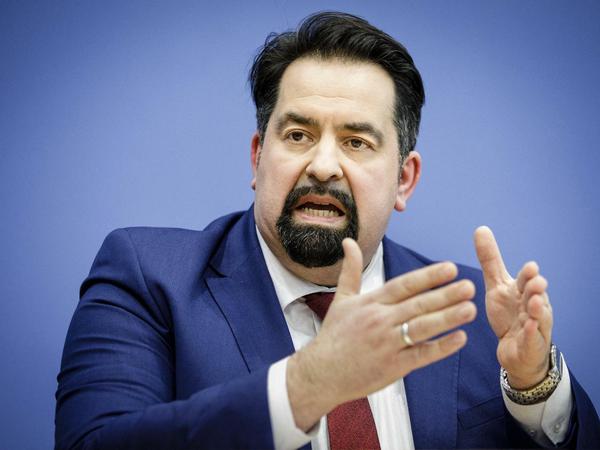 Will ein verstärktes Polizeiaufgebot vor gefährdeten Einrichtungen: Aiman Mazyek, Vorsitzender des Zentralrates der Muslime in Deutschland 