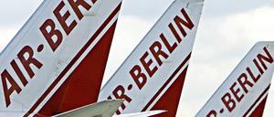 Die Heckflügel von drei Flugzeugen der Luftfahrtgesellschaft Air Berlin.