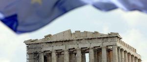 Die EU-Fahne weht über der Akropolis in Athen.