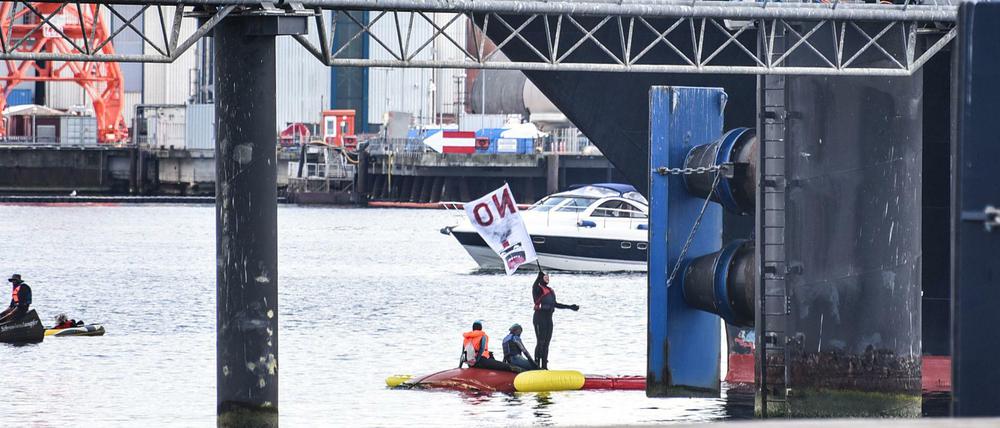 Aktivisten blockieren am Pfingstsonntag das Kreuzfahrtschiff „Zuiderdam“ im Kieler Hafen. 