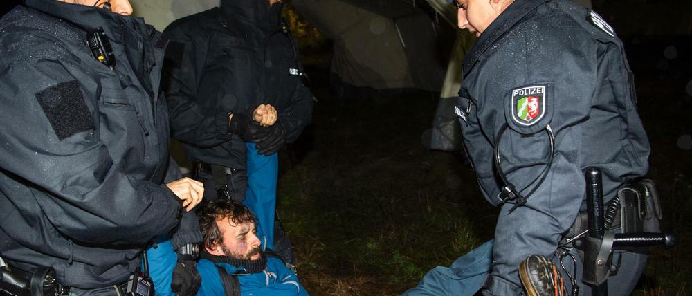 Ein Aktivist wird von Polizisten getragen, während das Camp der Aktivisten des Aktionsbündnisses «Ende Gelände» geräumt wird.