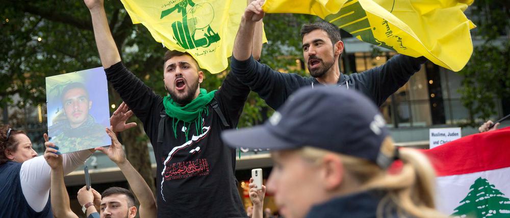 Fanatisch gegen Israel. Anhänger der Hisbollah bei einer Al-Quds-Demonstration in Berlin. Vor einem Jahr verfügte Bundesinnenminister Horst Seehofer ein Betätigungsverbot gegen die "Partei Gottes"
