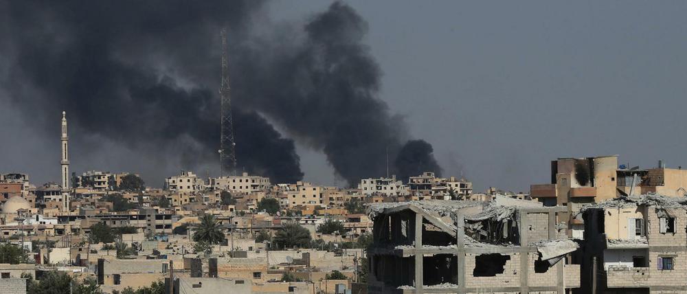 Schwarzer Rauch steigt in Rakka während Gefechten zwischen Soldaten der Syrischen Demokratischen Kräfte (SDF) und der Terrormiliz Islamischer Staat (IS) auf.