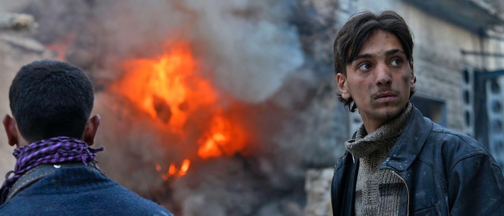 Bewohner der syrischen Stadt Aleppo nach einem Luftangriff von Regierungstruppen