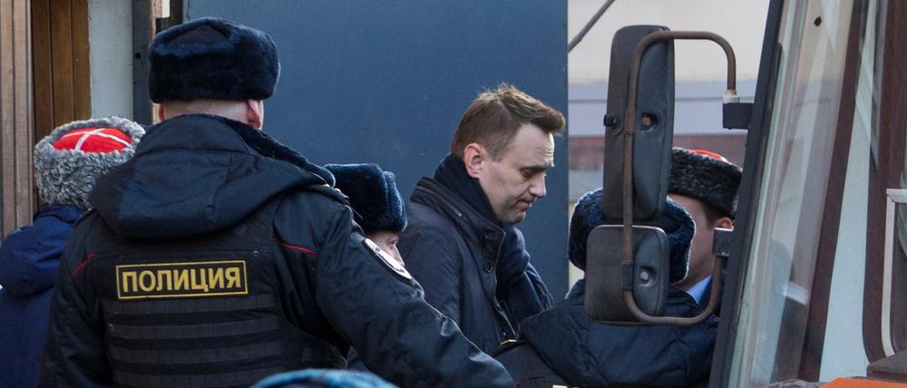 Der russische Oppositionelle Alexej Nawalny wird aus einem Gerichtssaal in Moskau gebracht (Archivbild). 