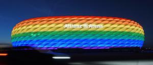 Die Hülle der Allianz Arena leuchtet anlässlich des Christopher Street Days in Regenbogenfarben.