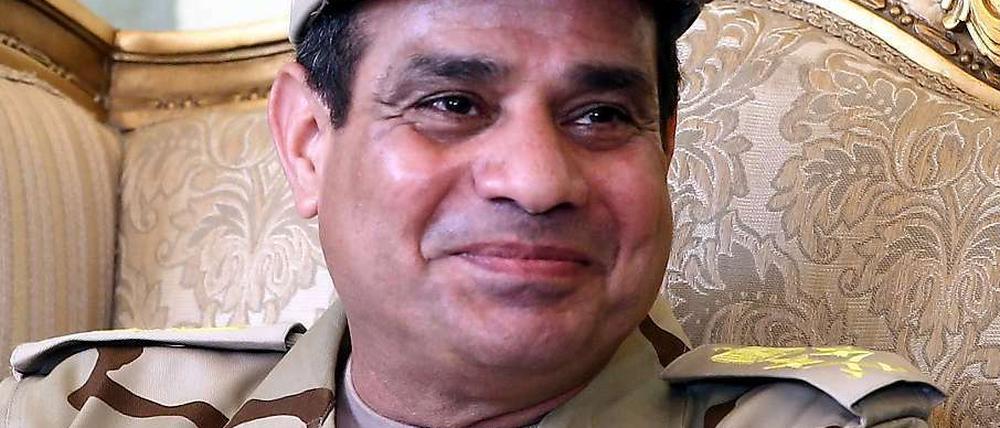 Er gilt als strategischer Kopf, scharfer Intellektueller und Mann der klaren Worte: General Abdel Fattah al-Sisi, Verteidigungsminister und Oberbefehlshaber der ägyptischen Armee, könnte Präsident Mursi zu Fall bringen.