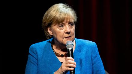 Die ehemalige Bundeskanzlerin Angela Merkel (CDU) antwortet im Berliner Ensemble auf Fragen des Journalisten Alexander Osang.