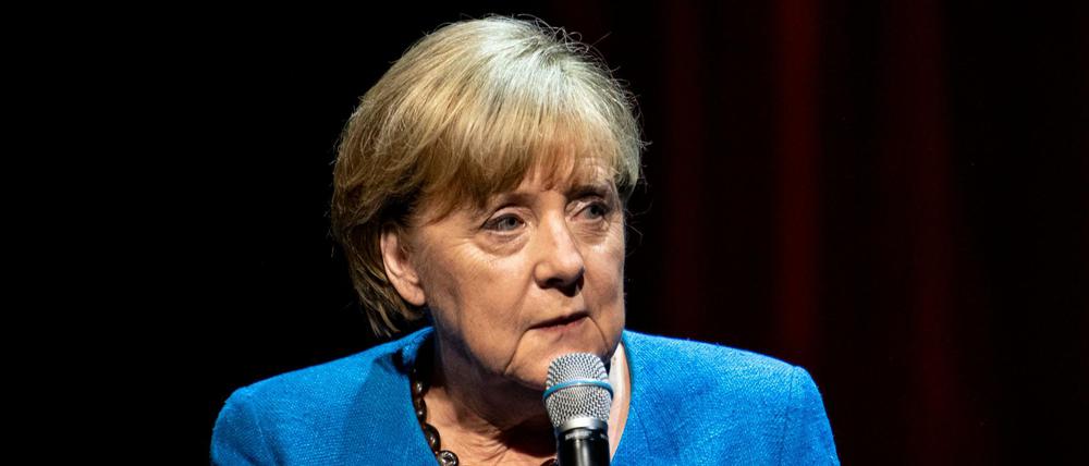 Die ehemalige Bundeskanzlerin Angela Merkel (CDU) antwortet im Berliner Ensemble auf Fragen des Journalisten Alexander Osang.
