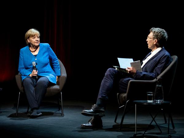 Unter dem Motto ·Was also ist mein Land?· beantwortet Angela Merkel (CDU) im Berliner Ensemble Fragen des Journalisten und Autors Alexander Osang. 