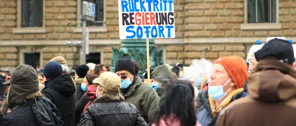 Hass auf die Regierung. Vor zwei Wochen kamen in Hamburg etwa 200 Demonstranten zusammen. Der Verfassungsschutz der Hansestadt stuft zwei Organisationen von Coronaleugnern als Verdachtsfall ein  