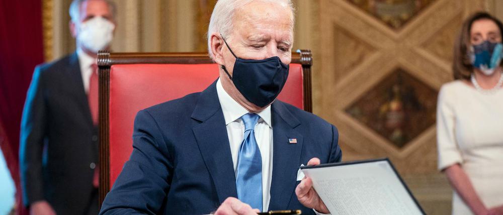 Der neue US-Präsident Joe Biden unterzeichnete drei Dokumente im Kapitol nach seiner Vereidigung.
