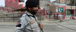 Ein afghanischer Polizist an der Grenze zu Pakistan. 