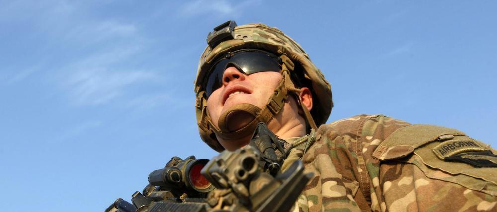 En US-Soldat im Stützpunkt Qayyara, südlich von Mosul.