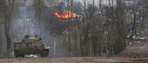 Ein Panzerfahrzeug der pro-russischen Truppen in Mariupol.