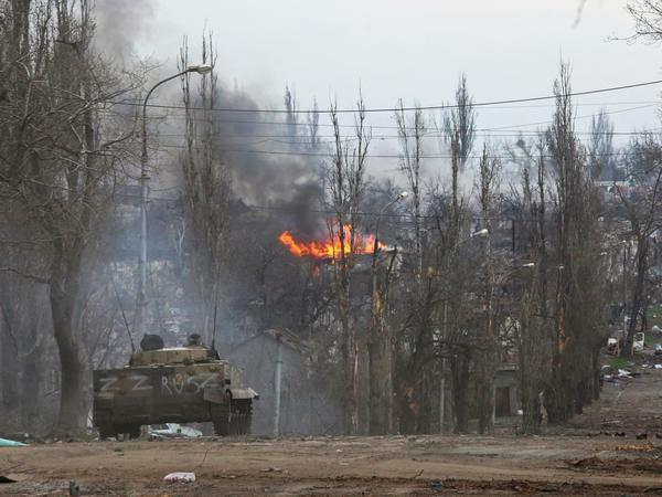 Ein Panzerfahrzeug der pro-russischen Truppen in Mariupol.