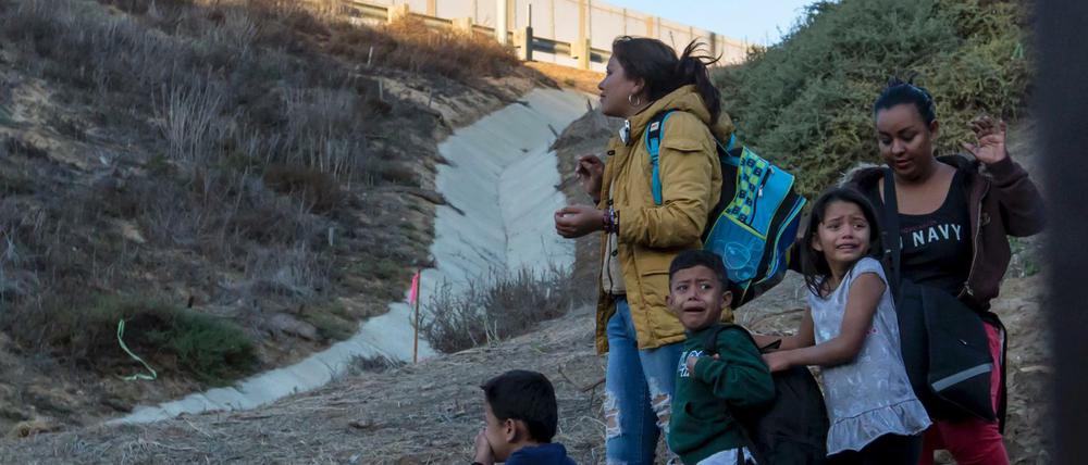 Honduranische Migranten überqueren die Grenze zu den USA und begeben sich in die Hände der Grenzbeamten.