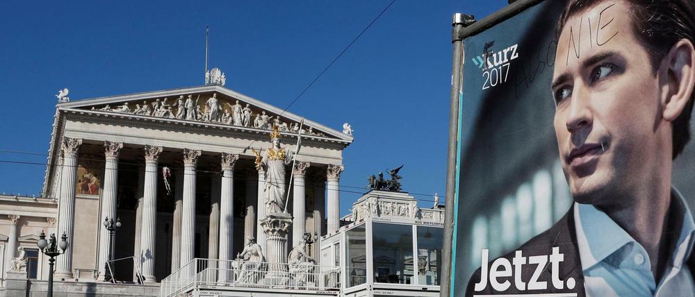 Ein Wahlplakat des Siegers vor dem Nationalrat in Wien am Tag danach.
