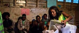 In einem Wahllokal in Nairobi wird eine Box mit Stimmzetteln geöffnet. 