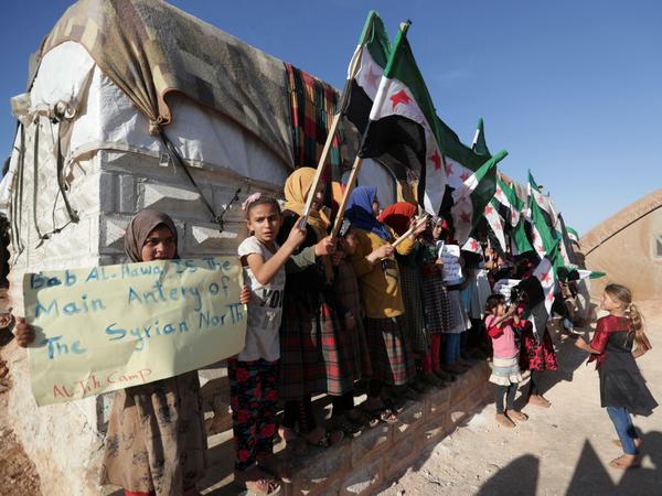Kinder protestieren gegen die mögliche Schließung des Übergangs Bab al Hawa.